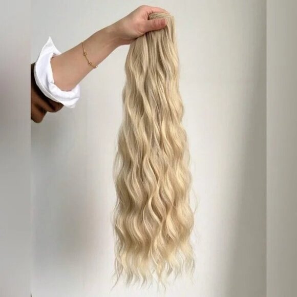 22 Inch Clip in Hair Extensions Light Blonde - Water Wave hair style - Picture 5 of 11